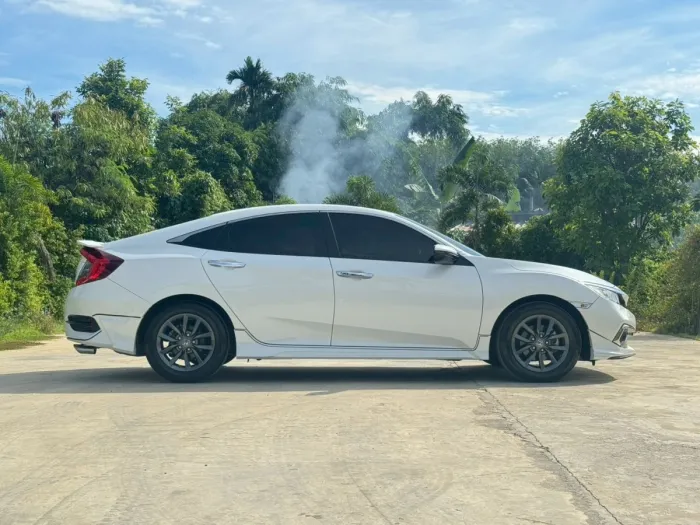 Front view of Honda Civic FC 1.8 EL year 2021 white color used car in Hatyai รูปที่ 3
