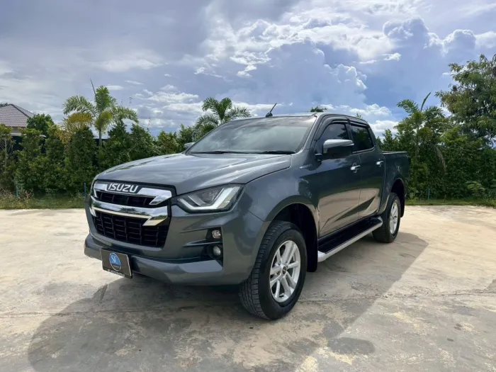 Front view of All New Isuzu D-Max Hi-Lander Cab-4 1.9 LDA year 2021 grey color used car in Hatyai