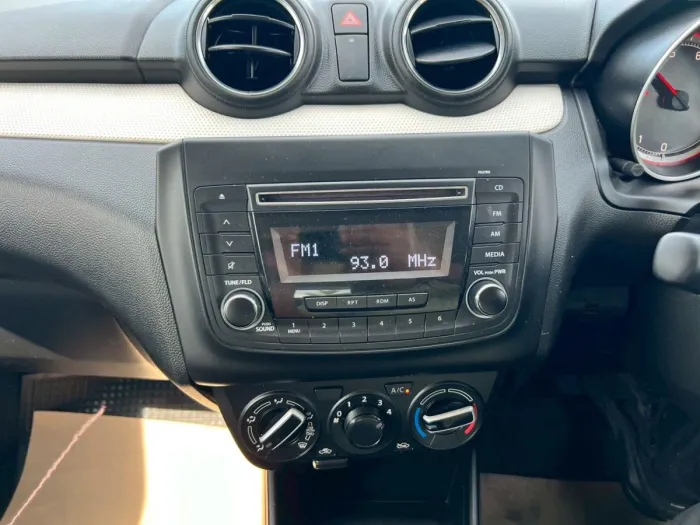 Front view of Suzuki Swift 1.2 GL CVT year 2019 silver color used car in Hatyai รูปที่ 26