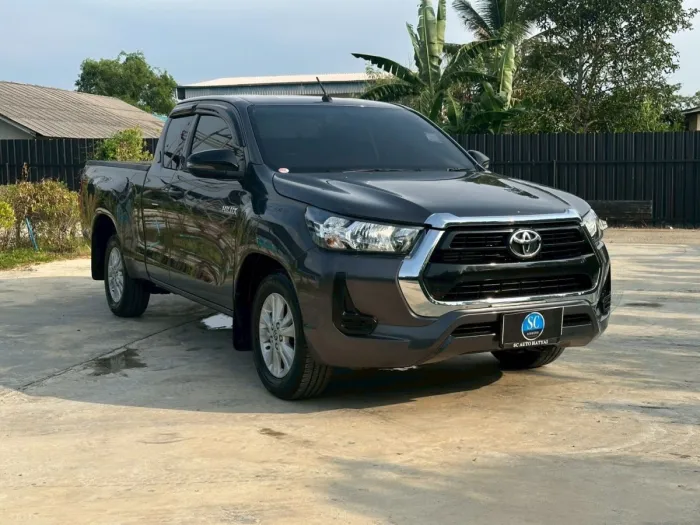 Front view of Toyota Hilux Revo Smart Cab Z-Edition 2.4 Entry MT year 2024 grey color used car in Hatyai