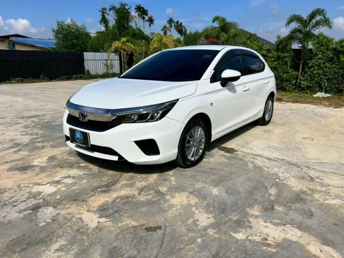 Front view of Honda City Hatchback 1.0 Turbo S+ year 2023 white color used car in Hatyai