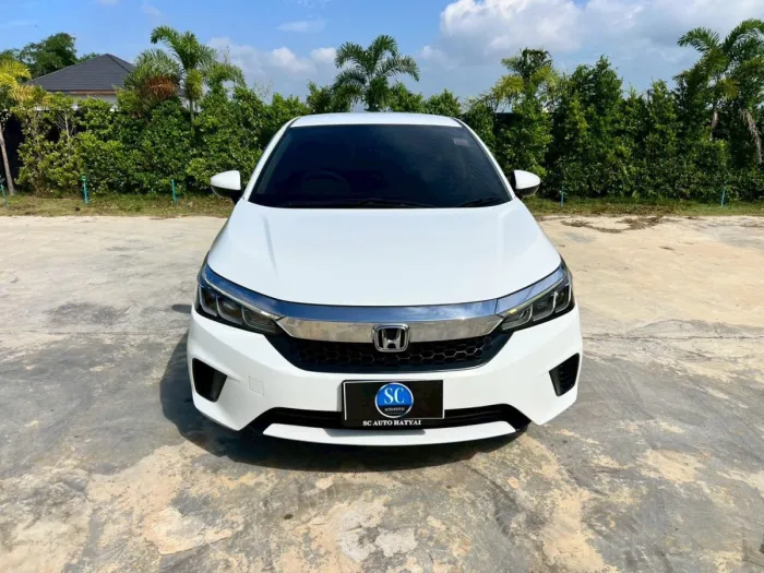 Front view of Honda City Hatchback 1.0 Turbo S+ year 2023 white color used car in Hatyai รูปที่ 3