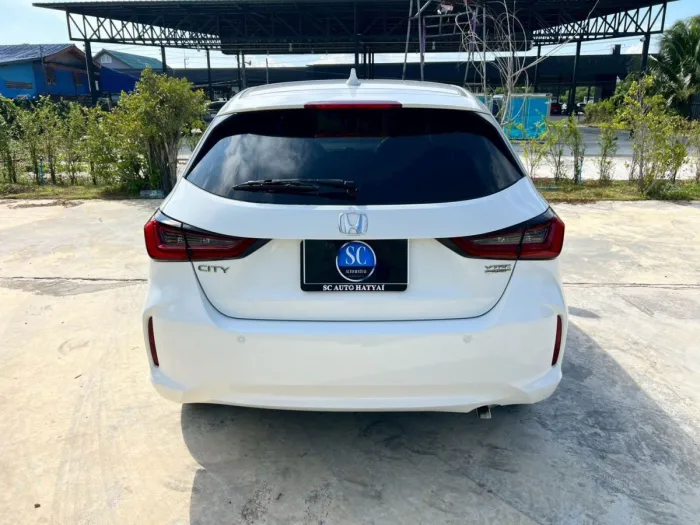 Front view of Honda City Hatchback 1.0 Turbo S+ year 2023 white color used car in Hatyai รูปที่ 8