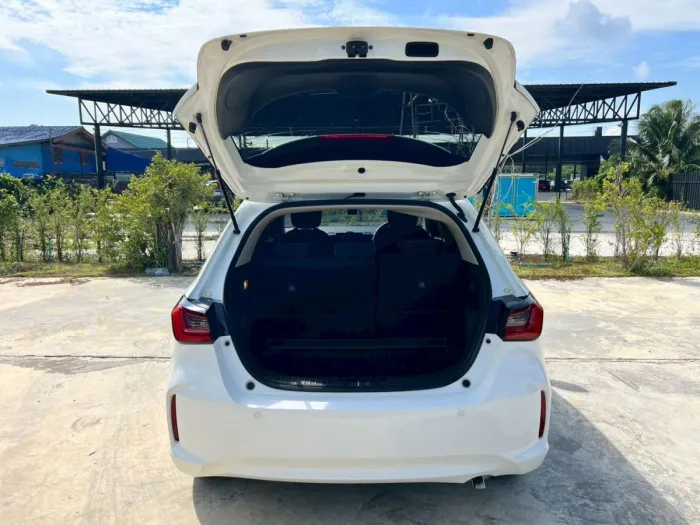 Front view of Honda City Hatchback 1.0 Turbo S+ year 2023 white color used car in Hatyai รูปที่ 7