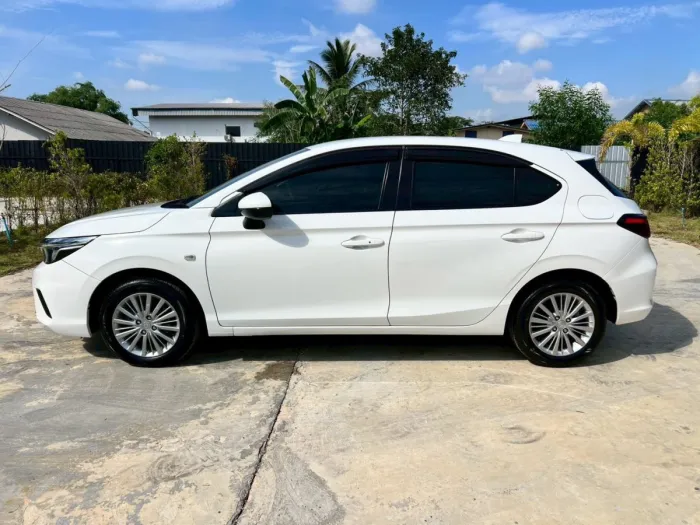 Front view of Honda City Hatchback 1.0 Turbo S+ year 2023 white color used car in Hatyai รูปที่ 4