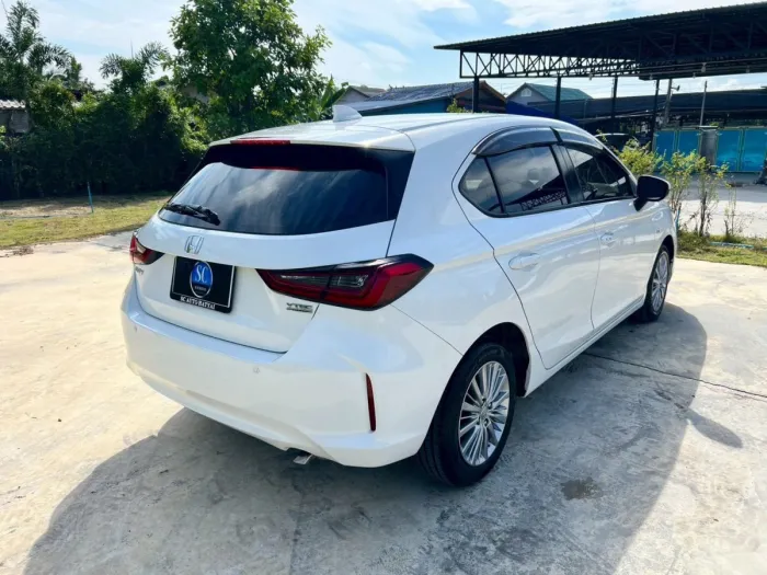 Front view of Honda City Hatchback 1.0 Turbo S+ year 2023 white color used car in Hatyai รูปที่ 6