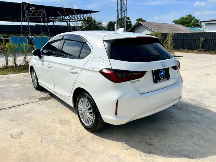 Front view of Honda City Hatchback 1.0 Turbo S+ year 2023 white color used car in Hatyai รูปที่ 9