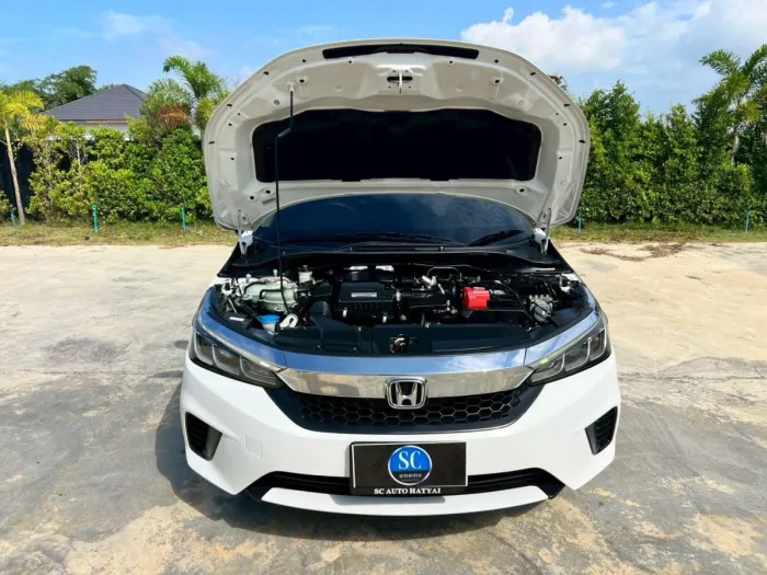 Front view of Honda City Hatchback 1.0 Turbo S+ year 2023 white color used car in Hatyai รูปที่ 10