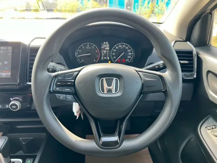 Front view of Honda City Hatchback 1.0 Turbo S+ year 2023 white color used car in Hatyai รูปที่ 13