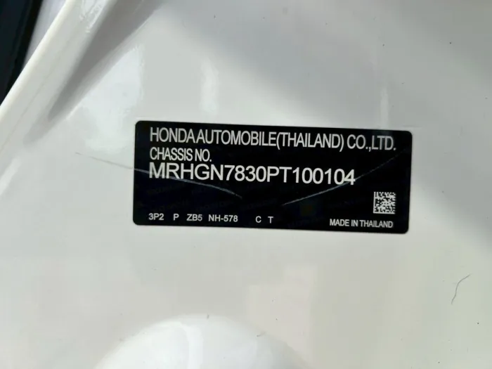Front view of Honda City Hatchback 1.0 Turbo S+ year 2023 white color used car in Hatyai รูปที่ 20