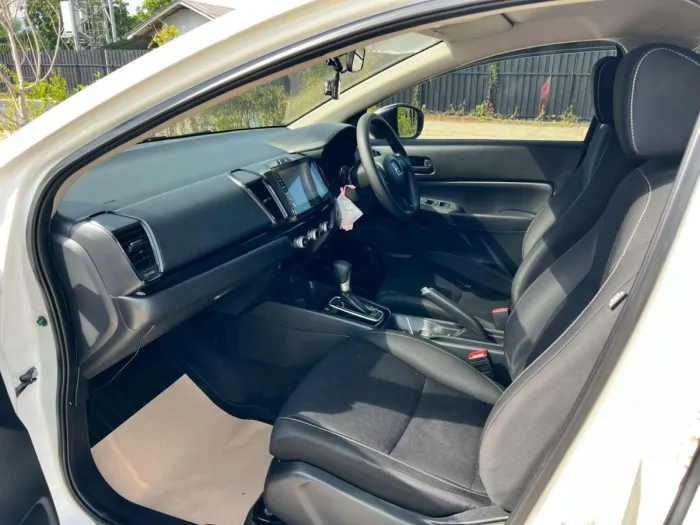 Front view of Honda City Hatchback 1.0 Turbo S+ year 2023 white color used car in Hatyai รูปที่ 21