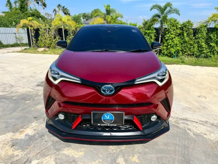 Front view of Toyota C-HR 1.8 HV Hi year 2018 red color used car in Hatyai รูปที่ 3