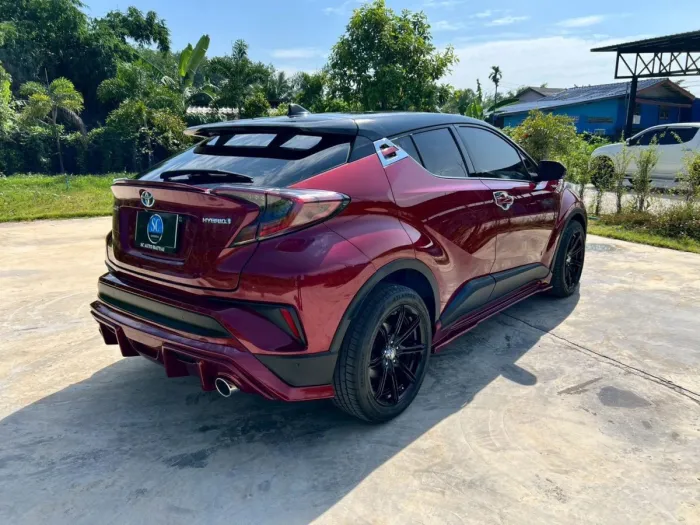 Front view of Toyota C-HR 1.8 HV Hi year 2018 red color used car in Hatyai รูปที่ 4