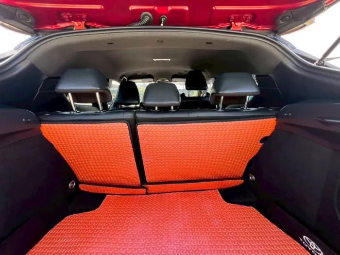 Front view of Toyota C-HR 1.8 HV Hi year 2018 red color used car in Hatyai รูปที่ 16