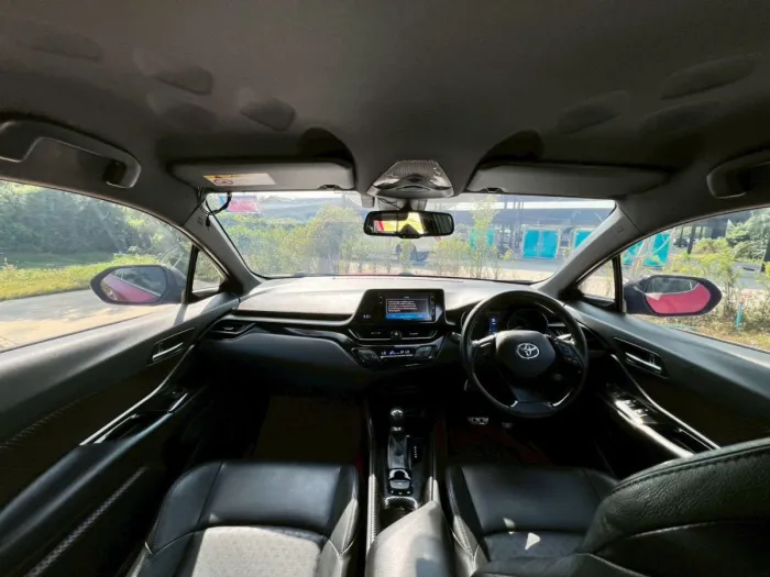 Front view of Toyota C-HR 1.8 HV Hi year 2018 red color used car in Hatyai รูปที่ 21