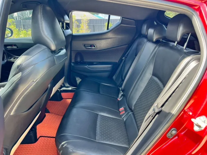 Front view of Toyota C-HR 1.8 HV Hi year 2018 red color used car in Hatyai รูปที่ 20