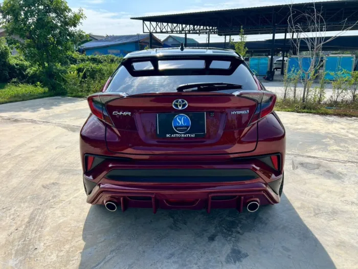 Front view of Toyota C-HR 1.8 HV Hi year 2018 red color used car in Hatyai รูปที่ 6