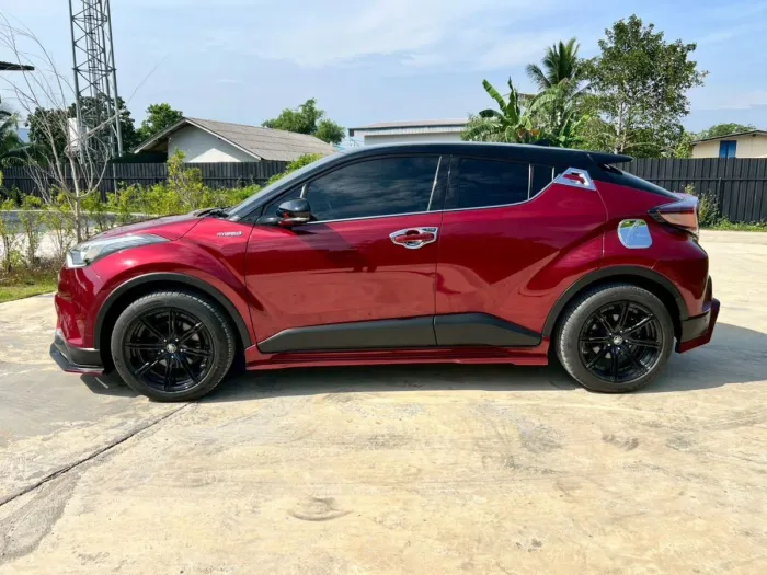 Front view of Toyota C-HR 1.8 HV Hi year 2018 red color used car in Hatyai รูปที่ 8
