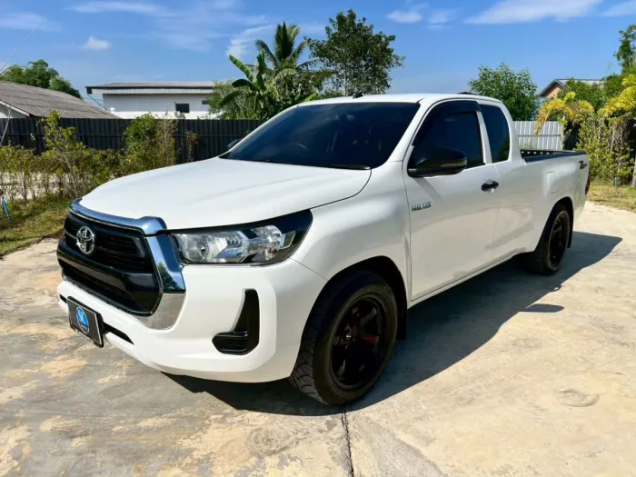 Front view of Toyota Hilux Revo Smart Cab Z-Edition 2.4 Entry year 2022 white color used car in Hatyai