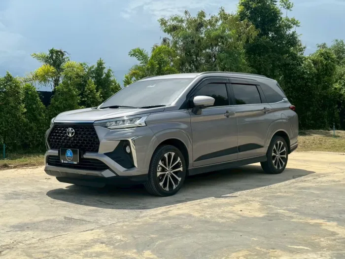 Front view of Toyota Veloz 1.5 Premium year 2023 silver color used car in Hatyai