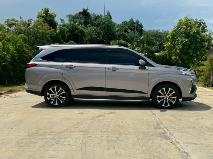 Front view of Toyota Veloz 1.5 Premium year 2023 silver color used car in Hatyai รูปที่ 7