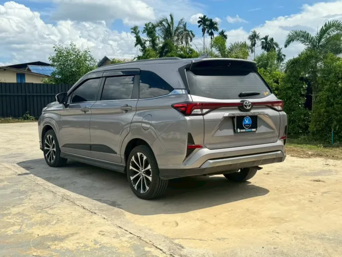 Front view of Toyota Veloz 1.5 Premium year 2023 silver color used car in Hatyai รูปที่ 6