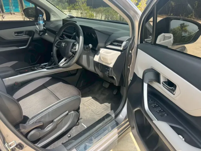 Front view of Toyota Veloz 1.5 Premium year 2023 silver color used car in Hatyai รูปที่ 12