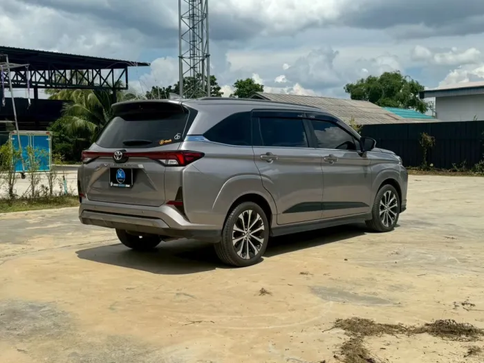 Front view of Toyota Veloz 1.5 Premium year 2023 silver color used car in Hatyai รูปที่ 9