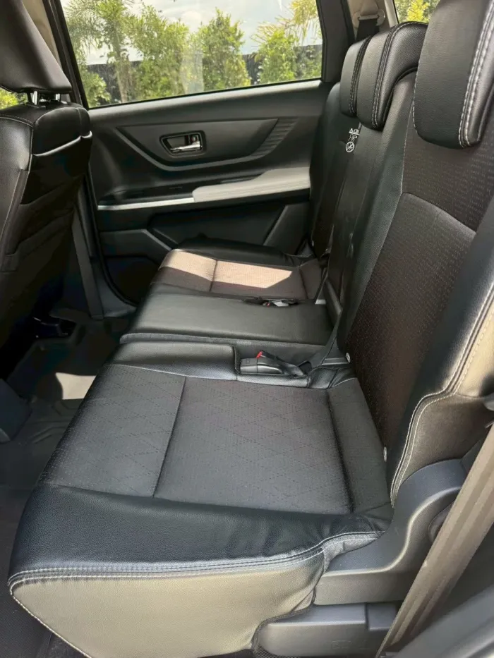 Front view of Toyota Veloz 1.5 Premium year 2023 silver color used car in Hatyai รูปที่ 16