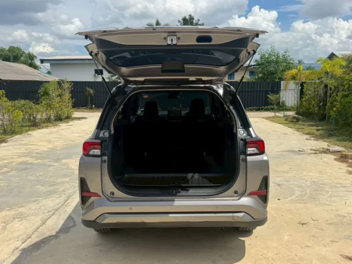 Front view of Toyota Veloz 1.5 Premium year 2023 silver color used car in Hatyai รูปที่ 17