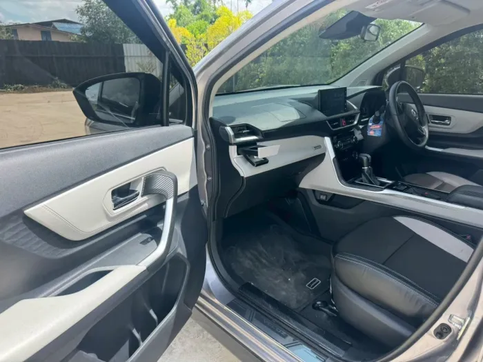 Front view of Toyota Veloz 1.5 Premium year 2023 silver color used car in Hatyai รูปที่ 13