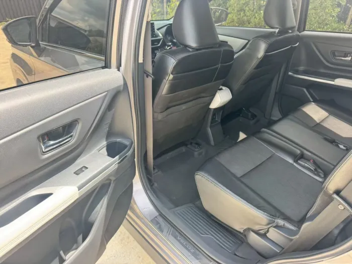 Front view of Toyota Veloz 1.5 Premium year 2023 silver color used car in Hatyai รูปที่ 20
