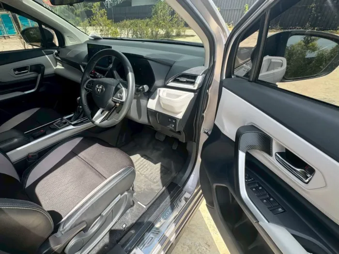 Front view of Toyota Veloz 1.5 Premium year 2023 silver color used car in Hatyai รูปที่ 24