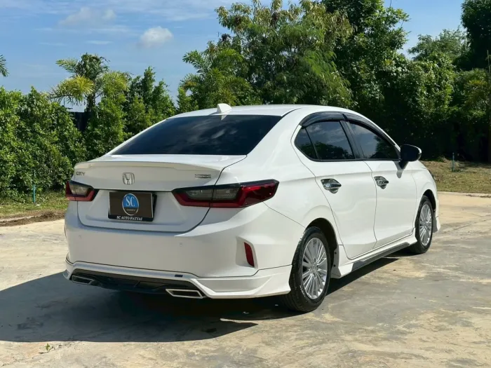 Front view of Honda City 1.0 Turbo V year 2020 white color used car in Hatyai รูปที่ 6
