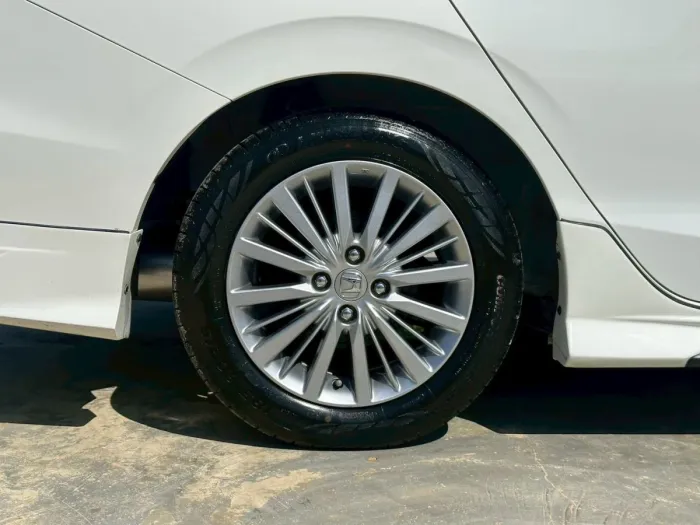 Front view of Honda City 1.0 Turbo V year 2020 white color used car in Hatyai รูปที่ 10
