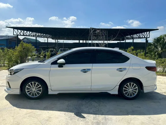Front view of Honda City 1.0 Turbo V year 2020 white color used car in Hatyai รูปที่ 4