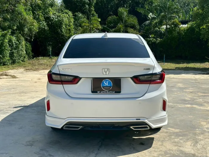 Front view of Honda City 1.0 Turbo V year 2020 white color used car in Hatyai รูปที่ 8