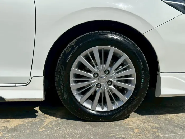 Front view of Honda City 1.0 Turbo V year 2020 white color used car in Hatyai รูปที่ 11