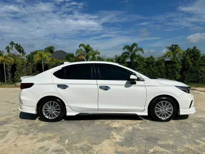 Front view of Honda City 1.0 Turbo V year 2020 white color used car in Hatyai รูปที่ 5