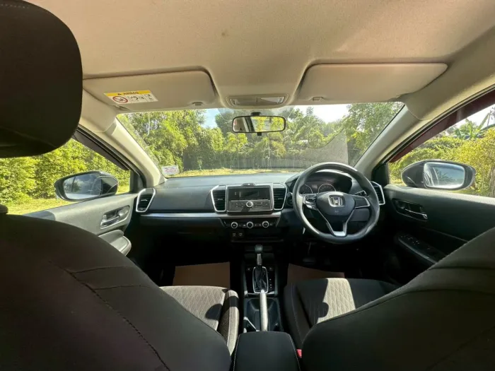 Front view of Honda City 1.0 Turbo V year 2020 white color used car in Hatyai รูปที่ 12