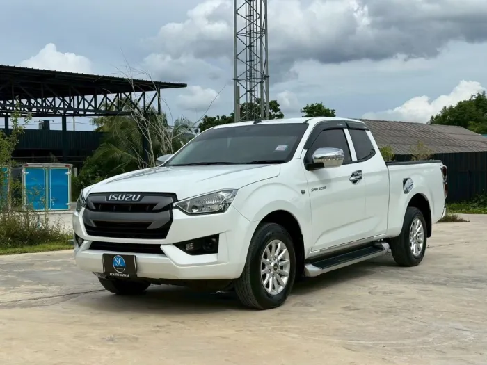 Front view of All New Isuzu D-Max Spacecab 1.9 S AT year 2021 white color used car in Hatyai