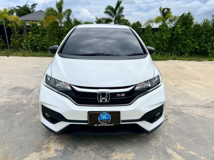 Front view of Honda Jazz 1.5 RS year 2019 white color used car in Hatyai รูปที่ 3