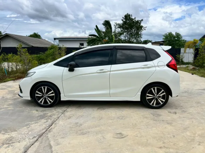 Front view of Honda Jazz 1.5 RS year 2019 white color used car in Hatyai รูปที่ 4