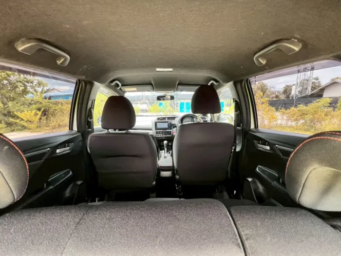 Front view of Honda Jazz 1.5 RS year 2019 white color used car in Hatyai รูปที่ 18