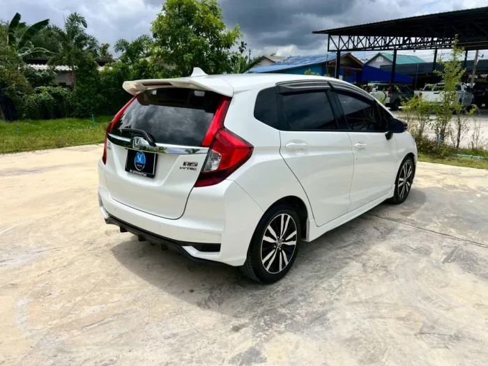 Front view of Honda Jazz 1.5 RS year 2019 white color used car in Hatyai รูปที่ 15