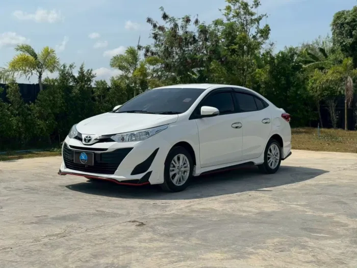 Front view of Toyota Yaris Ativ 1.2 E year 2019 white color used car in Hatyai รูปที่ 2
