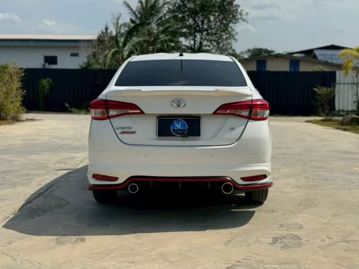 Front view of Toyota Yaris Ativ 1.2 E year 2019 white color used car in Hatyai รูปที่ 3