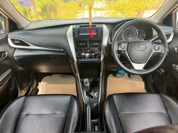 Front view of Toyota Yaris Ativ 1.2 E year 2019 white color used car in Hatyai รูปที่ 10