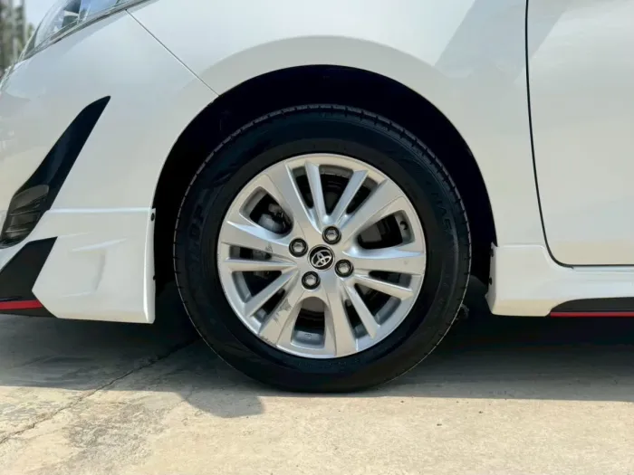 Front view of Toyota Yaris Ativ 1.2 E year 2019 white color used car in Hatyai รูปที่ 18