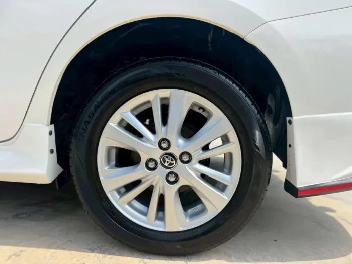 Front view of Toyota Yaris Ativ 1.2 E year 2019 white color used car in Hatyai รูปที่ 19